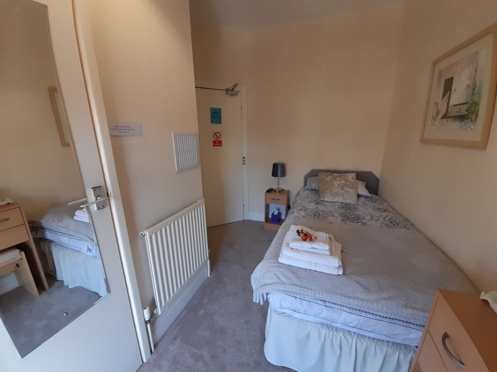Lot: 32 - FORMER GUEST HOUSE WITH POTENTIAL - Bedroom four